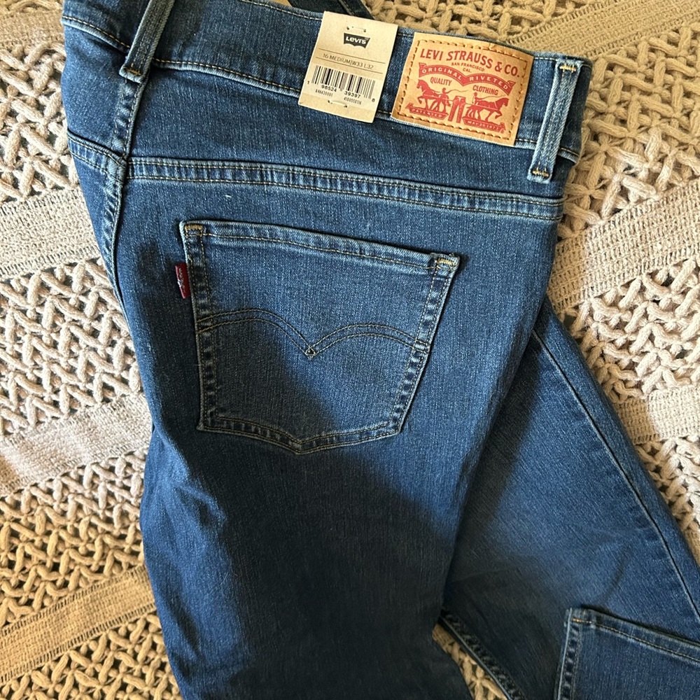Levi's 311 Shaping Skinny, NWT these run small has zippers on ankles